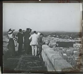 1 vue  - [Carcassonne (Aude) : groupe de touristes au sommet d\'une tour]. - [1910 ?]. - Photographie (ouvre la visionneuse)