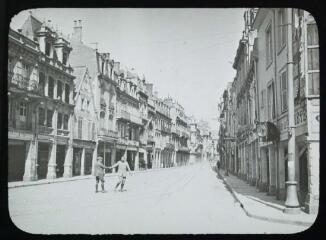 1 vue - Reims (Marne) : [rue de la ville]. - 1916. - Photographie (ouvre la visionneuse)