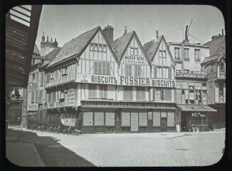 1 vue - Reims (Marne) : [maison traditionnelle du centre : la maison mère des biscuits Fossier]. - 1916. - Photographie (ouvre la visionneuse)