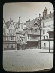 1 vue - Reims (Marne) : [maison traditionnelle du centre]. - 1916. - Photographie (ouvre la visionneuse)