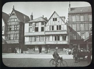 1 vue  - Reims (Marne) : [maison traditionnelle du centre : le restaurant Louis Erhart]. - 1916. - Photographie (ouvre la visionneuse)