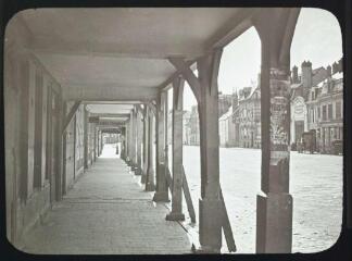 1 vue - Reims (Marne) : [rue avec passage couvert]. - 1916. - Photographie (ouvre la visionneuse)