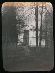 1 vue - [Reims ? (Marne) : demeure bourgeoise dans un parc]. - [1916 ?]. - Photographie (ouvre la visionneuse)