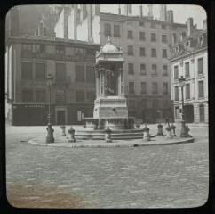 1 vue - Lyon (Rhône) : fontaine devant la cathédrale Saint-Jean. - avril 1911. - Photographie (ouvre la visionneuse)