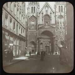 1 vue  - Lyon (Rhône) : église Saint-Nizier : façade et entrée. - avril 1911. - Photographie (ouvre la visionneuse)