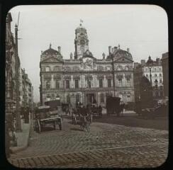 1 vue - Lyon (Rhône) : place des Terreaux : Hôtel de ville. - avril 1911. - Photographie (ouvre la visionneuse)