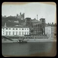 1 vue - Lyon (Rhône) : cathédrale [Saint-Jean] et Fourvière vues de la Saône (rive gauche). - avril 1911. - Photographie (ouvre la visionneuse)