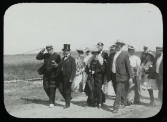 1 vue - Groupe de personnes marchant dans la campagne. - [entre 1905 et 1925]. - Photographie (ouvre la visionneuse)