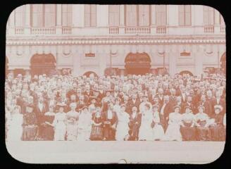 1 vue - Portrait collectif devant un bâtiment. - [entre 1905 et 1925]. - Photographie (ouvre la visionneuse)