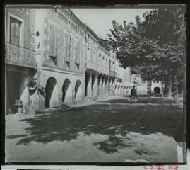 1 vue  - [Place entourée de maisons à arcades]. - [entre 1905 et 1925]. - Photographie (ouvre la visionneuse)