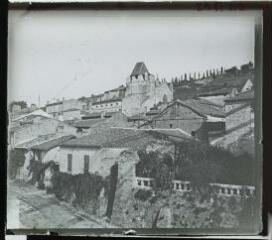 1 vue - [Vue d\'un village sur un coteau]. - [entre 1905 et 1925]. - Photographie (ouvre la visionneuse)