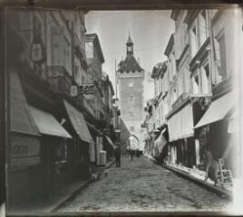 1 vue - [Beffroi porte de ville]. - [entre 1905 et 1925]. - Photographie (ouvre la visionneuse)