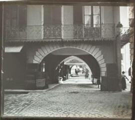 1 vue - [Passage sous des arcades]. - [entre 1905 et 1925]. - Photographie (ouvre la visionneuse)