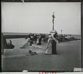 1 vue  - [Bord de mer : groupe sur la jetée, près d\'un calvaire]. - [entre 1905 et 1925]. - Photographie (ouvre la visionneuse)
