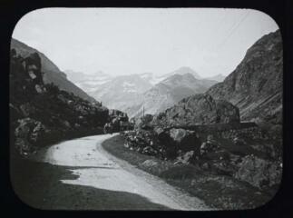 1 vue - Route de Gavarnie (Hautes-Pyrénées) : le chaos [de Choumélis]. - [entre 1905 et 1925]. - Photographie (ouvre la visionneuse)