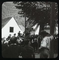 1 vue - Cadéac (Hautes-Pyrénées) : fête locale d\'août 1908 : le jeu des marmites. - 1908. - Photographie (ouvre la visionneuse)