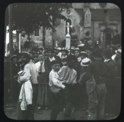 1 vue - Cadéac (Hautes-Pyrénées) : fête locale d\'août 1908 : le jeu de la poêle. - 1908. - Photographie (ouvre la visionneuse)