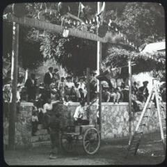 1 vue - Cadéac (Hautes-Pyrénées) : fête locale d\'août 1908 : le jeu du baquet (1). - 1908. - Photographie (ouvre la visionneuse)