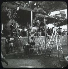 1 vue - Cadéac (Hautes-Pyrénées) : fête locale d\'août 1908 : le jeu du baquet (2). - 1908. - Photographie (ouvre la visionneuse)