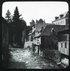 1 vue  - [Cierp-Gaud] : la rivière de la Pique et le château. - août 1908. - Photographie (ouvre la visionneuse)
