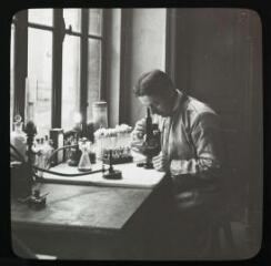 1 vue  - Le laboratoire : examen au microscope. - [entre 1905 et 1925]. - Photographie (ouvre la visionneuse)