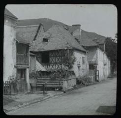 1 vue - Guchen (Hautes-Pyrénées) : maison à colombages. - [entre 1905 et 1925]. - Photographie (ouvre la visionneuse)