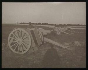 1 vue - [Artillerie : batterie de trois canons]. - [entre 1914 et 1918]. - Photographie (ouvre la visionneuse)