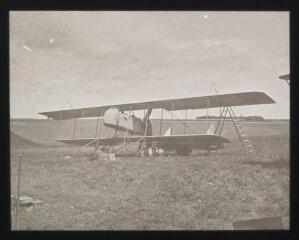 1 vue - [Avion MF (Maurice Farman) : vers 1912-1913]. - [entre 1912 et 1925]. - Photographie (ouvre la visionneuse)