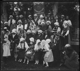 1 vue - Muret : félibrée de l\'escolo deras Pireneos : portrait collectif de jeunes filles costumées (dans la prairie). - 13 septembre 1925. - Photographie (ouvre la visionneuse)