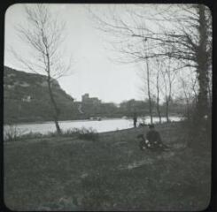 1 vue  - Venerque : l\'église [Saint-Pierre-et-Saint-Phébade] et le Pech, vus de la rive gauche de l\'Ariège. - 9 avril 1911. - Photographie (ouvre la visionneuse)