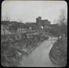 1 vue  - Venerque : église [Saint-Pierre-et-Saint-Phébade] et ruisseau [la Hyse]. - 10 avril 1911. - Photographie (ouvre la visionneuse)