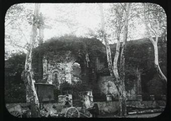 1 vue  - Burlats (Tarn) : restes de l\'ancienne abbaye [ruines de l\'ancien prieuré vues de la rue] / Alart photogr. - [1907 ?]. - Photographie (ouvre la visionneuse)