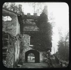 1 vue  - Burlats (Tarn) : restes de château [Tour de la Vistoure] / Alart photogr. - [1907 ?]. - Photographie (ouvre la visionneuse)
