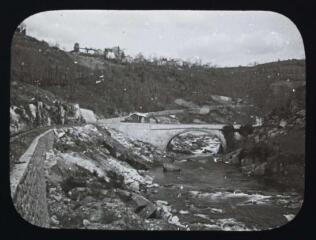 1 vue - Ferrières (Tarn) : pont sur l\'Agout et chemin de fer à voie étroite de Castres à Brassac (rive droite). - avril 1907. - Photographie (ouvre la visionneuse)