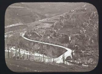 1 vue - Ferrières (Tarn) : rive gauche de l\'Agout : pont de Ferrières et route descendant du Sidobre. - avril 1907. - Photographie (ouvre la visionneuse)