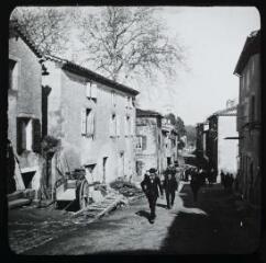 1 vue - Lacrouzette (Tarn) : dans la rue du village / Alart photogr. - [entre 1907 et 1908 ?]. - Photographie (ouvre la visionneuse)