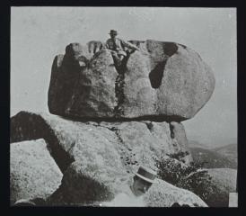 1 vue - Le Sidobre (Tarn) (environs de Ferrières) : roc de Peyremourou / Alart photogr. - [entre 1907 et 1908 ?]. - Photographie (ouvre la visionneuse)
