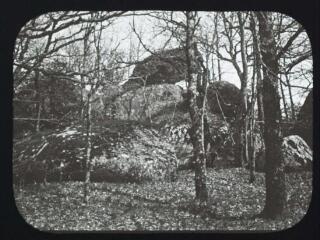 1 vue  - Le Sidobre (Tarn) : rochers et sous-bois de Lac Haut (sur le chemin de La Sigarié et Saint-Salvy-de-la-Balme). - avril 1907. - Photographie (ouvre la visionneuse)