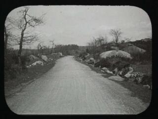 1 vue  - Le Sidobre (Tarn) : route du plateau, entre la Glévade [hameau de Vabre ou Burlats] et Vialavert [commune de Le Bez]. - avril 1907. - Photographie (ouvre la visionneuse)
