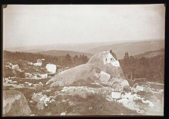 1 vue - [Le Sidobre (Tarn) : carrière d\'extraction du granite]. - [entre 1907 et 1908 ?]. - Photographie (ouvre la visionneuse)