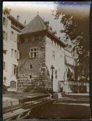 4 vues - [Genève (Suisse) : maison ancienne donnant sur un square]. - [entre 1900 et 1910]. - Photographie (ouvre la visionneuse)