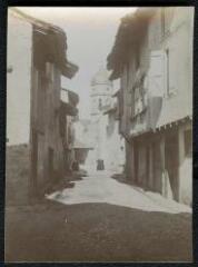 1 vue - [Le Mas-d\'Azil (Ariège) : rue conduisant à l\'église Saint-Etienne]. - [entre 1905 et 1925]. - Photographie (ouvre la visionneuse)