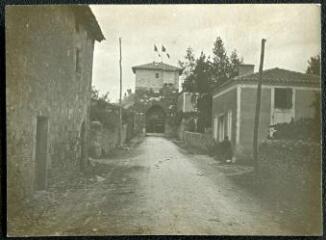 6 vues - [Mézin (Lot-et-Garonne) : village décoré en l\'honneur d\'Armand Fallières]. - [entre 1906 et 1913]. - 2 photographies (ouvre la visionneuse)