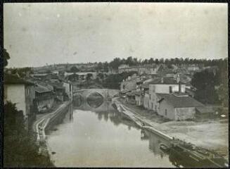 1 vue - [Vue générale d\'un village et d\'un pont]. - [entre 1905 et 1925]. - Photographie (ouvre la visionneuse)