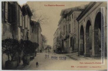 1 vue La Haute-Garonne. 335. Avignonet : la grand' rue / [photographie Henri Jansou (1874-1966)]. - Toulouse : phototypie Labouche frères, marque LF au verso, [1918], tampon d'édition de 1926. - Carte postale