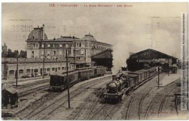 2 vues - 122. Toulouse : la gare Matabiau : les quais. - Toulouse : phototypie Labouche frères, marque LF au verso, [1918], tampon de la poste du 12 août 1931. - Carte postale (ouvre la visionneuse)