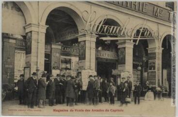 2 vues - Magasins de vente des arcades du Capitole. - Toulouse : phototypie Labouche frères, marque LF au verso, [entre 1910 et 1919]. - Carte postale (ouvre la visionneuse)