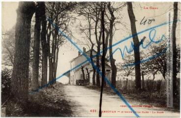 1 vue - Le Gers. 621. Barbotan[-les-Thermes] : avenue de la Gare : la gare. - Toulouse : phototypie Labouche frères, [entre 1918 et 1937]. - Carte postale (ouvre la visionneuse)