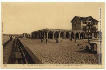 3 vues - 18. Capbreton (Landes) : un coin de la plage vue de l\'estacade. - Toulouse : phototypie Labouche frères, [entre 1918 et 1937]. - Carte postale (ouvre la visionneuse)