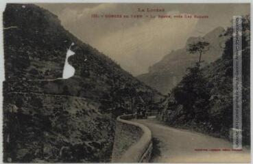 2 vues - La Lozère. 122. Gorges du Tarn : la route, près Les Baumes. - Toulouse : phototypie Labouche frères, [entre 1905 et 1925]. - Carte postale (ouvre la visionneuse)
